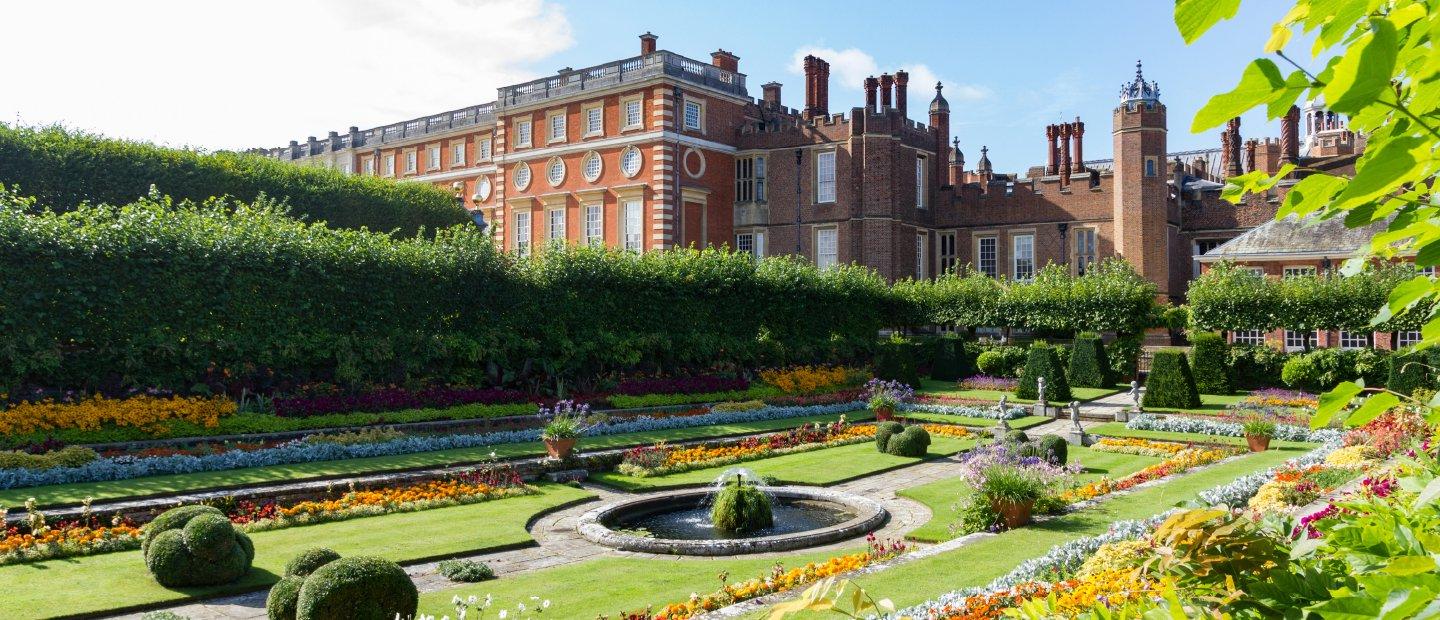 英国都铎王朝时期带花园的大庄园.